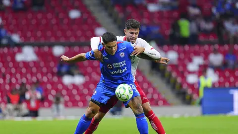 Toro Fernández, jugador de Cruz Azul, ante Necaxa | IMAGO7