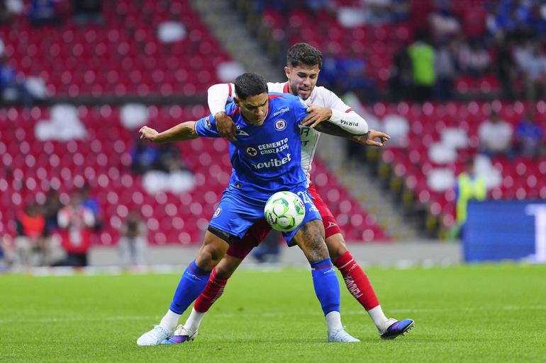 Toro Fernández, jugador de Cruz Azul, ante Necaxa | IMAGO7