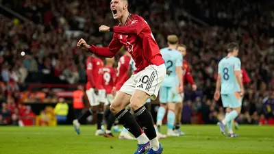 Manchester United vence al Brentford para mantenerse en puestos de Champions