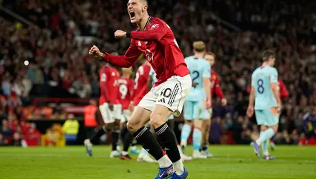 Manchester United vence al Brentford para mantenerse en puestos de Champions