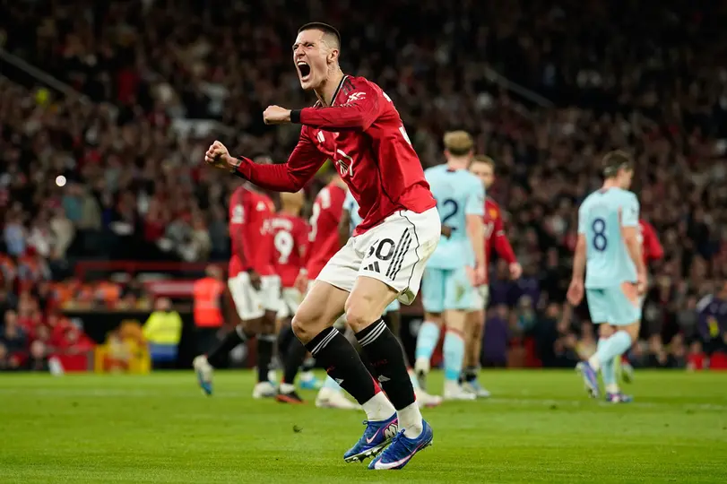 Manchester United vence al Brentford l AP