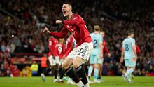 Manchester United vence al Brentford para mantenerse en puestos de Champions