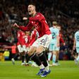 Manchester United vence al Brentford para mantenerse en puestos de Champions