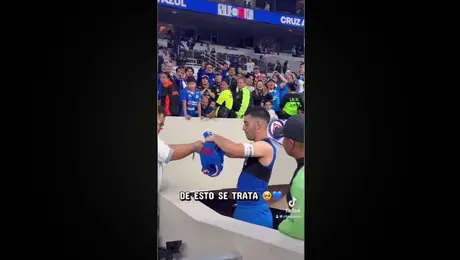 ¡DETALLAZO! Erik Lira regala playera a fan 'especial'