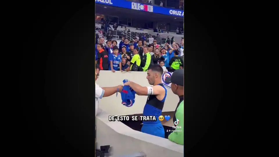 ¡DETALLAZO! Erik Lira regala playera a fan 'especial'