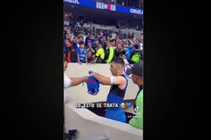 ¡DETALLAZO! Erik Lira regala playera a fan 'especial'