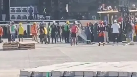 La víctima, un técnico de 28 años, fue impactado por una estructura del escenario./ FB