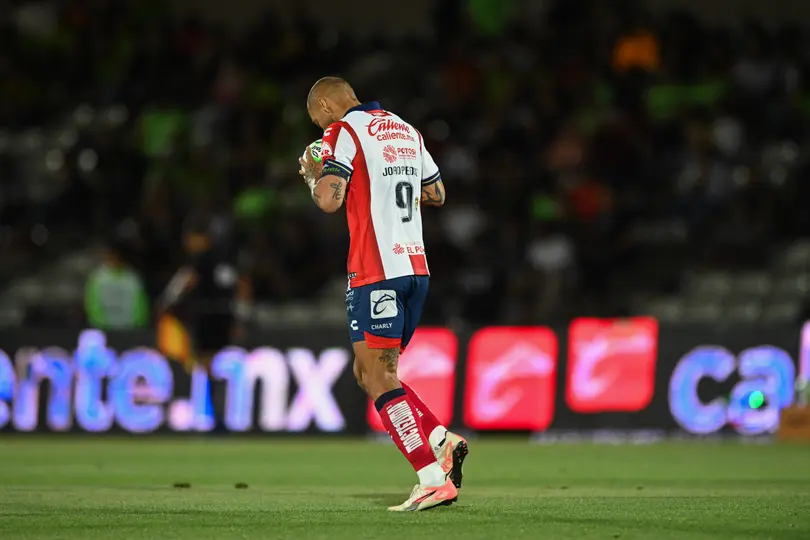 Joao Pedro besa el balón antes de cobrar penal ante Juárez | Imago7