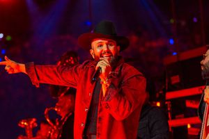 Carín León rompe el silencio tras falla en Supernova y culpa a la producción del evento