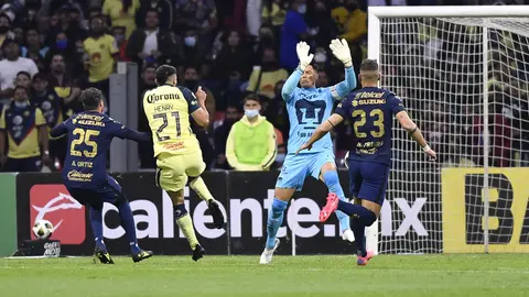 Alfredo Talavera y Henry Martín en el Pumas vs América en la Liguilla del Apertura 2021 | IMAGO 7