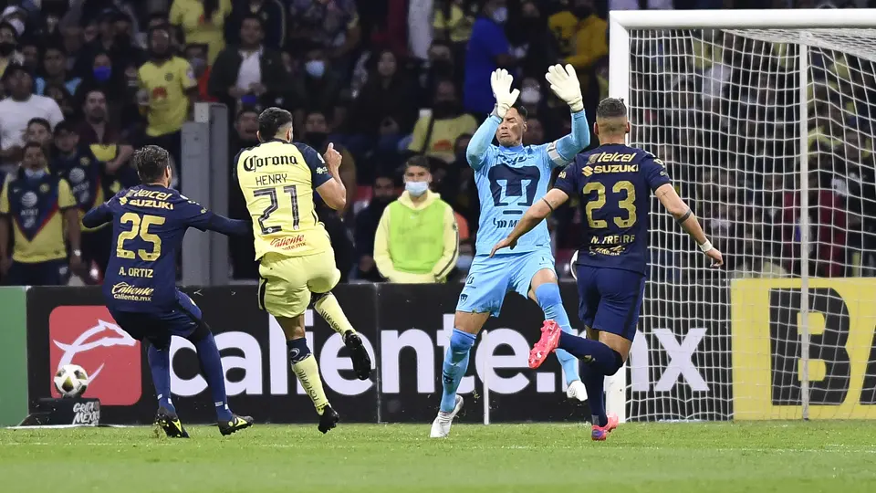 Alfredo Talavera y Henry Martín en el Pumas vs América en la Liguilla del Apertura 2021 | IMAGO 7