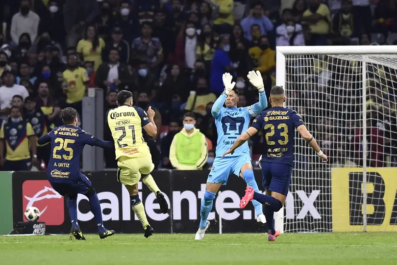 Alfredo Talavera y Henry Martín en el Pumas vs América en la Liguilla del Apertura 2021 | IMAGO 7