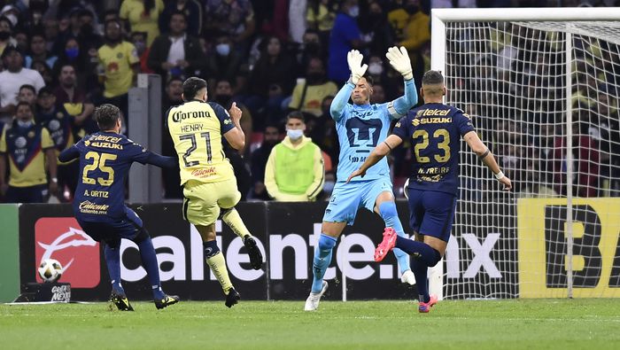 Alfredo Talavera y Henry Martín en el Pumas vs América en la Liguilla del Apertura 2021 | IMAGO 7