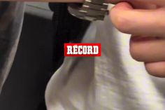 Fánatica De Azuky Se Va A Tatuar Su Firma En El Brazo