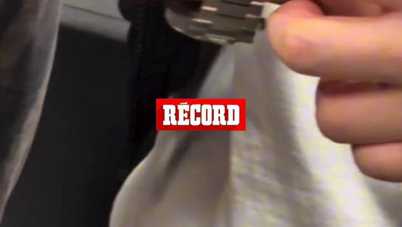 Fánatica De Azuky Se Va A Tatuar Su Firma En El Brazo