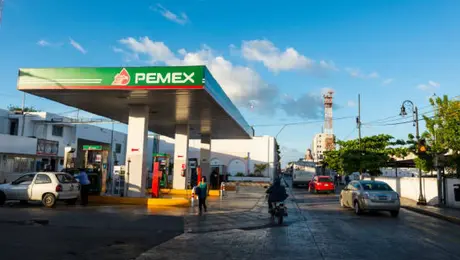 Pagar gasolina con tarjeta o vales será más barato en México desde el 1 de mayo