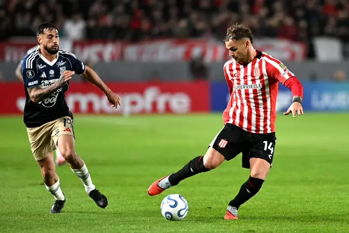 Estudiantes de la Plata y Medellín jugando en la Copa Libertadores | x:EdelpOficial