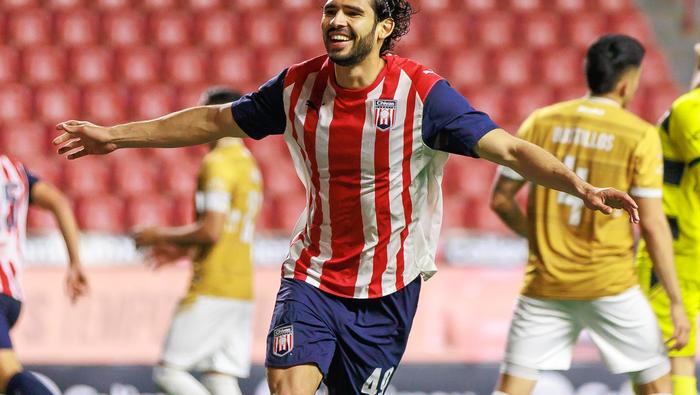 Vladimir Moragrega podría fortalecer la zona ofensiva de Chivas | IMAGO7
