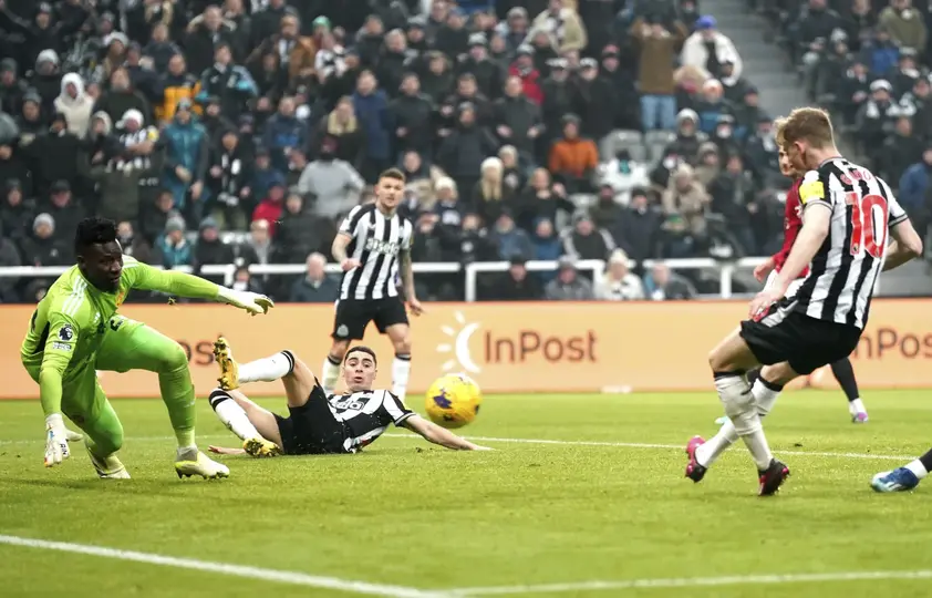 Anthony Gordon con Newcastle en la Premier League |AP