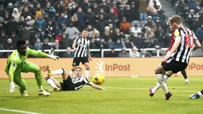 Anthony Gordon con Newcastle en la Premier League |AP