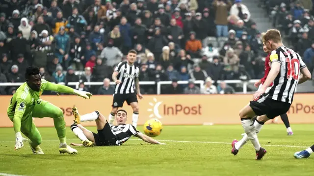 Anthony Gordon con Newcastle en la Premier League |AP