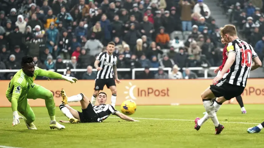 Anthony Gordon con Newcastle en la Premier League |AP