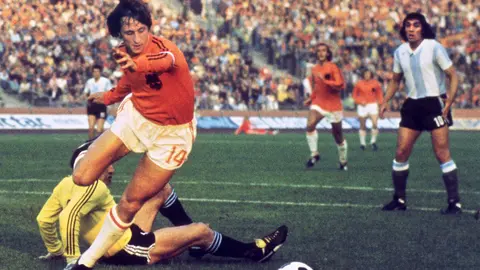 Johan Cruyff en Alemania 1974 enfrentando a Argentina | x @fifaworldcup_es