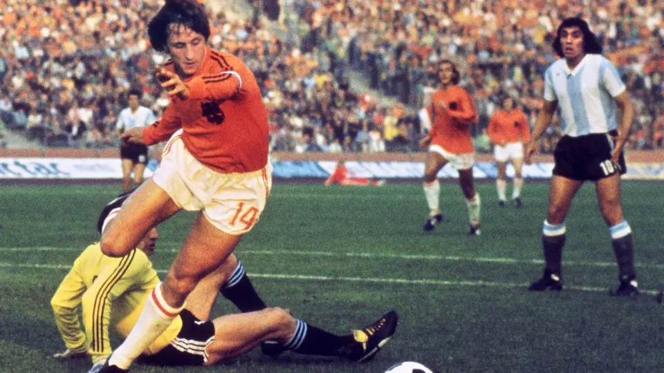 Johan Cruyff en Alemania 1974 enfrentando a Argentina | x @fifaworldcup_es