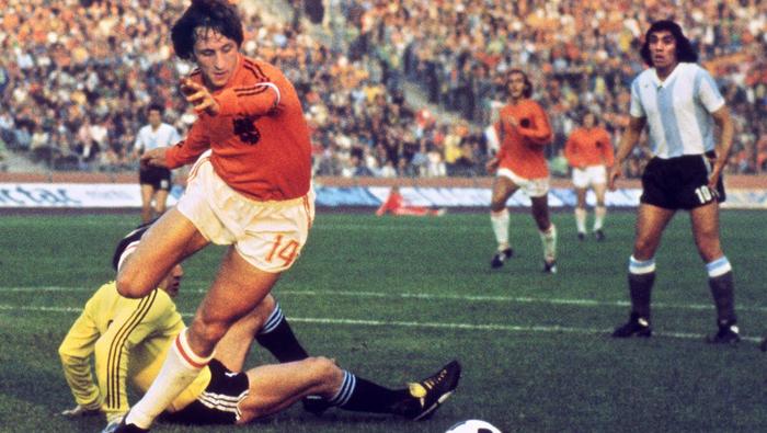 Johan Cruyff en Alemania 1974 enfrentando a Argentina | x @fifaworldcup_es