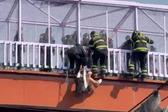 VIDEO: Mujer cae de puente peatonal en Zaragoza a vías del Metro CDMX