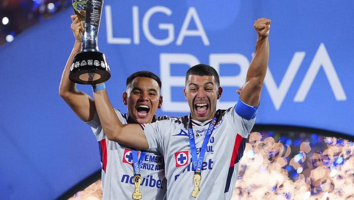 Carlos Rodríguez en celebración con Cruz Azul | MEXSPORT