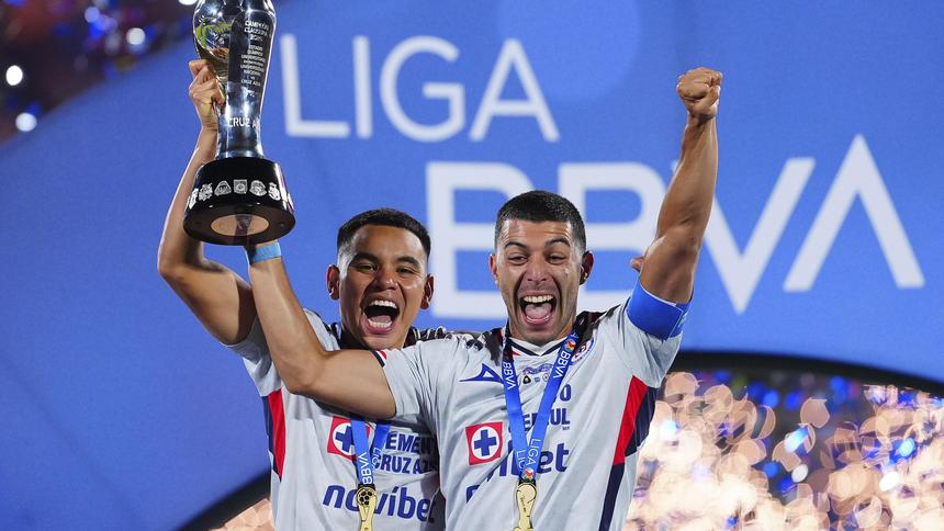 Carlos Rodríguez en celebración con Cruz Azul | MEXSPORT