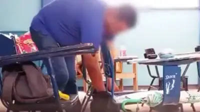 VIDEO: Maestro de Ética es sorprendido robando a sus alumnos y no era la primera vez