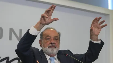 Carlos Slim habló sobre la falta de autorización para TV de paga durante su conferencia anual empresarial. / AP