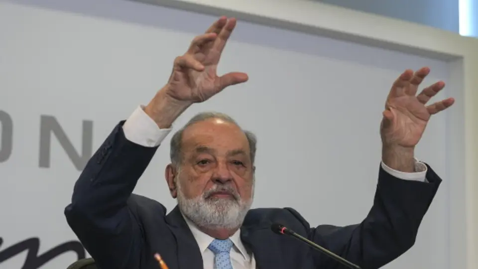 Carlos Slim habló sobre la falta de autorización para TV de paga durante su conferencia anual empresarial. / AP