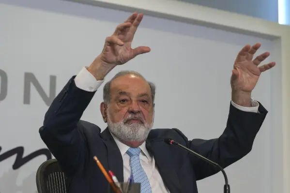 Carlos Slim habló sobre la falta de autorización para TV de paga durante su conferencia anual empresarial. / AP