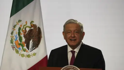 El empresario mexicano afirmó que la promesa de revisar la concesión de Telmex quedó pendiente al finalizar el gobierno de López Obrador. / AP