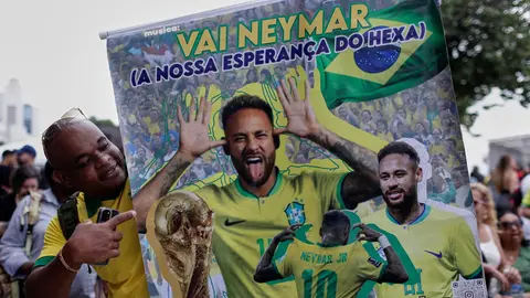 Un aficionado de Brasil sostiene una imagen de Neymar | AP