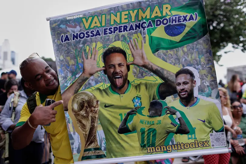 Un aficionado de Brasil sostiene una imagen de Neymar | AP