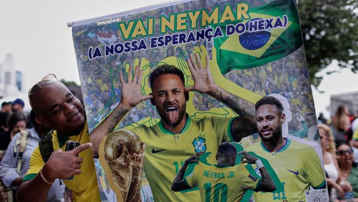 Un aficionado de Brasil sostiene una imagen de Neymar | AP