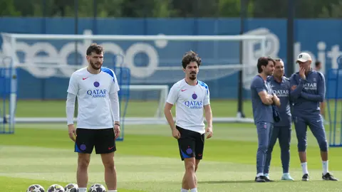 Khvicha Kvaratskhelia en entrenamiento con PSG previo a la Final de Champions League | AP
