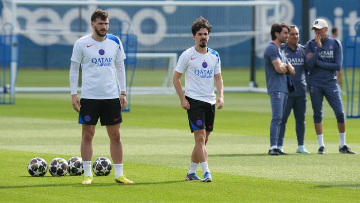 Khvicha Kvaratskhelia en entrenamiento con PSG previo a la Final de Champions League | AP