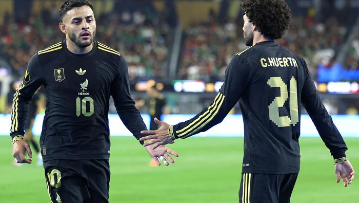 Alexis Vega y César Huerta con la Selección Mexicana | IMAGO 7