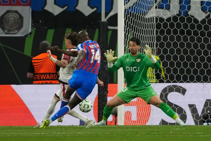 Jean-Philippe Mateta con Crystal Palace ante Rayo Vallecano en la Final de la Conference League | AP