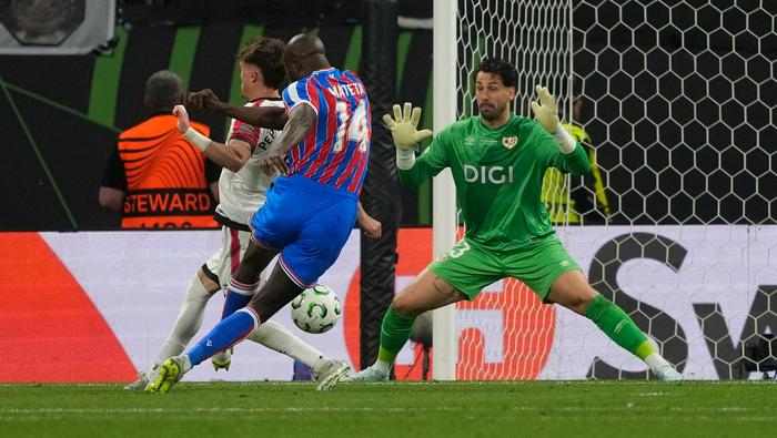 Jean-Philippe Mateta con Crystal Palace ante Rayo Vallecano en la Final de la Conference League | AP