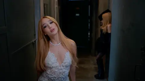 Ángela Torres hace buena mancuerna con La Joaqui en el video 'Fingía' / Especial