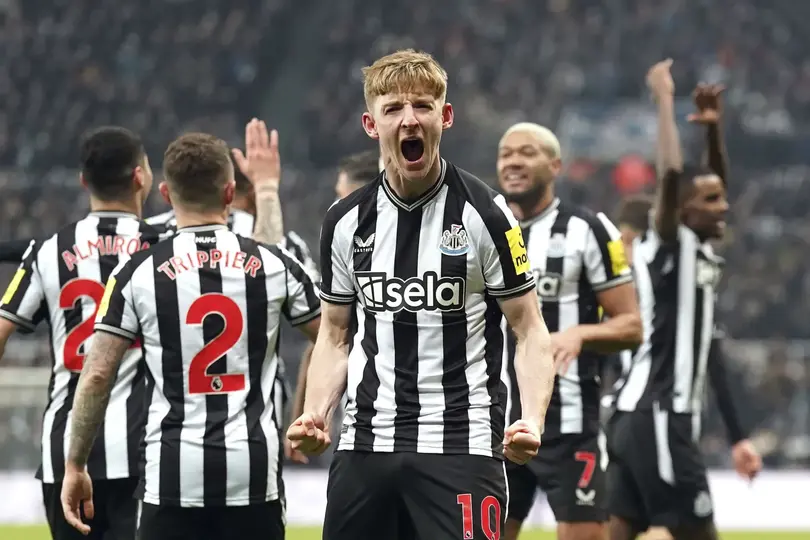 Anthony Gordon en celebración con Newcastle en la Premier League |AP