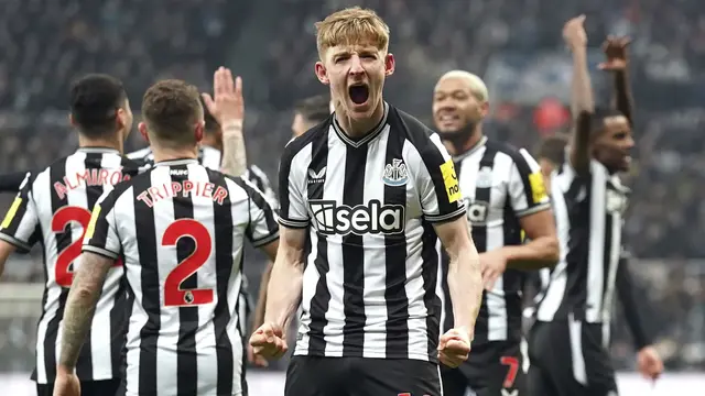 Anthony Gordon en celebración con Newcastle en la Premier League |AP