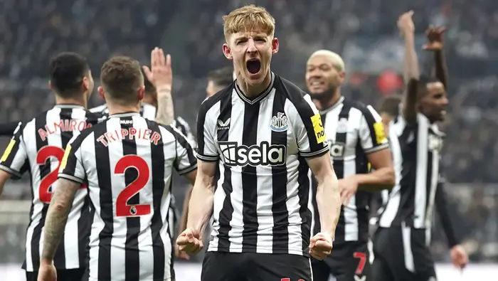 Anthony Gordon en celebración con Newcastle en la Premier League |AP