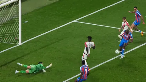 Jean-Philippe Mateta con Crystal Palace ante Rayo Vallecano en la Final de la Conference League | AP